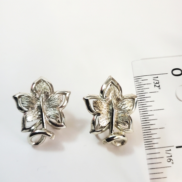 Coro vintage maple leaf clip-on / screw-post earrings - Silver tone - Picture 5 of 5